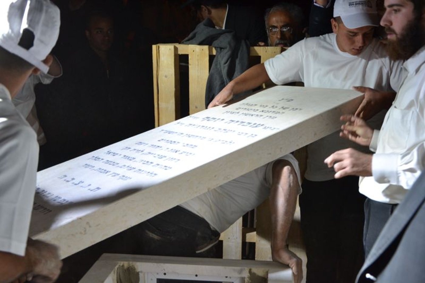 צפו: הקמת מצבה על קברו של מרן