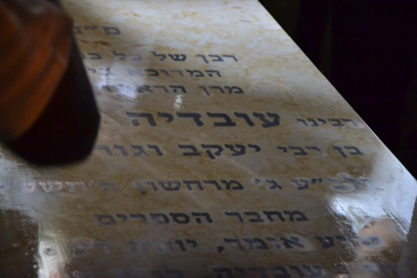 צפו: הקמת מצבה על קברו של מרן