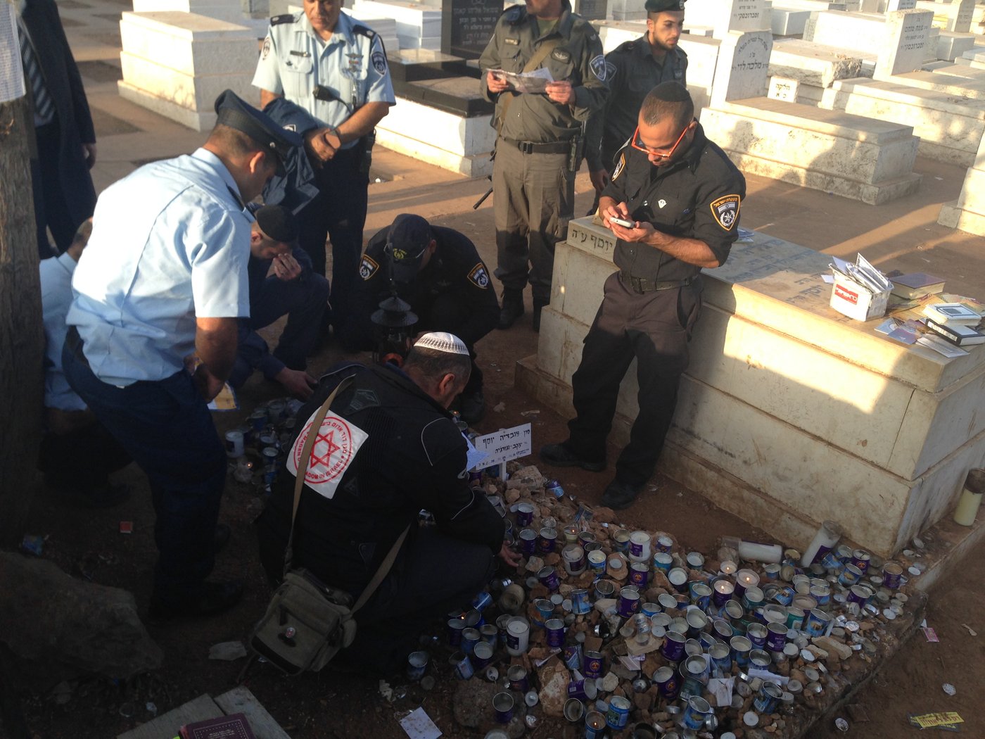 קצינים ושוטרים מתפללים על ציונו של מרן הגר"ע יוסף