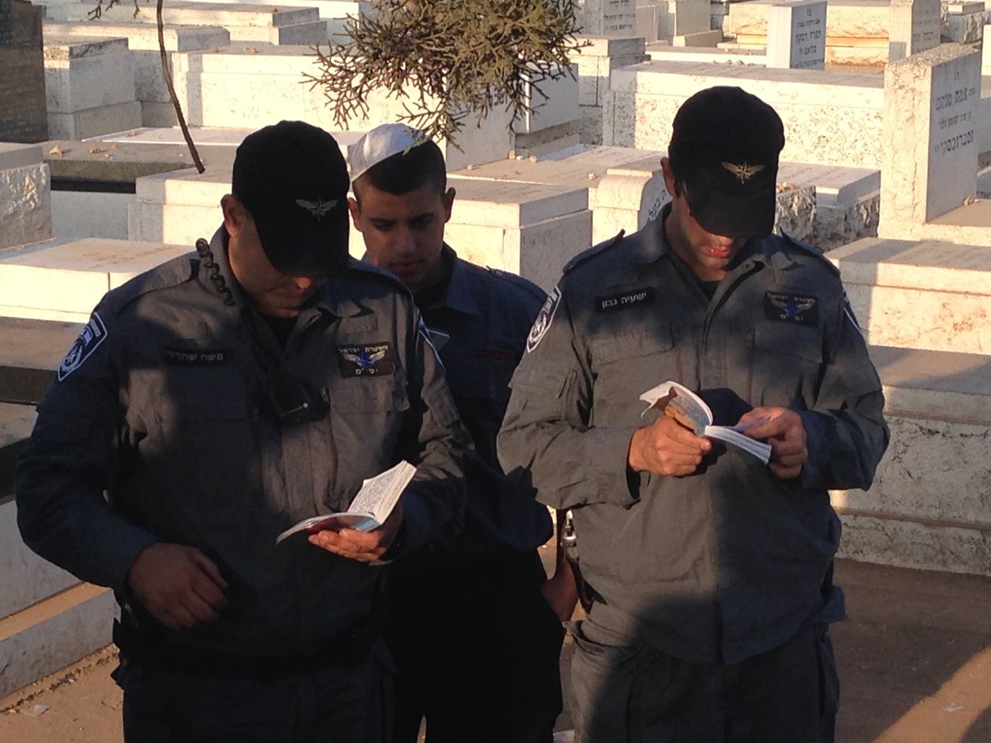 קצינים ושוטרים מתפללים על ציונו של מרן הגר"ע יוסף