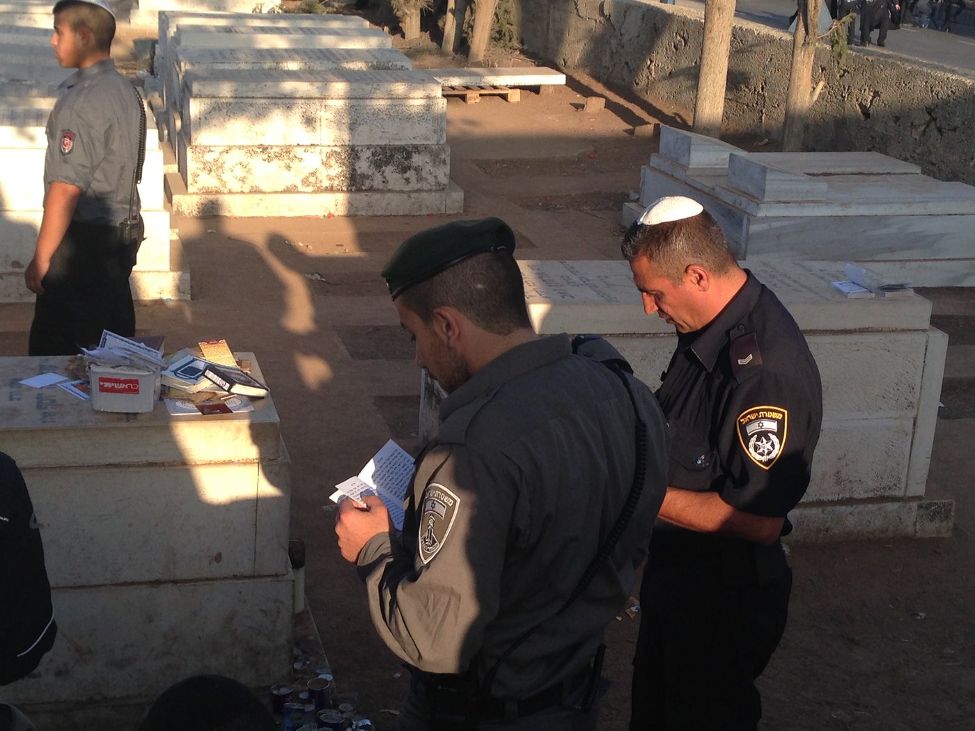קצינים ושוטרים מתפללים על ציונו של מרן הגר"ע יוסף