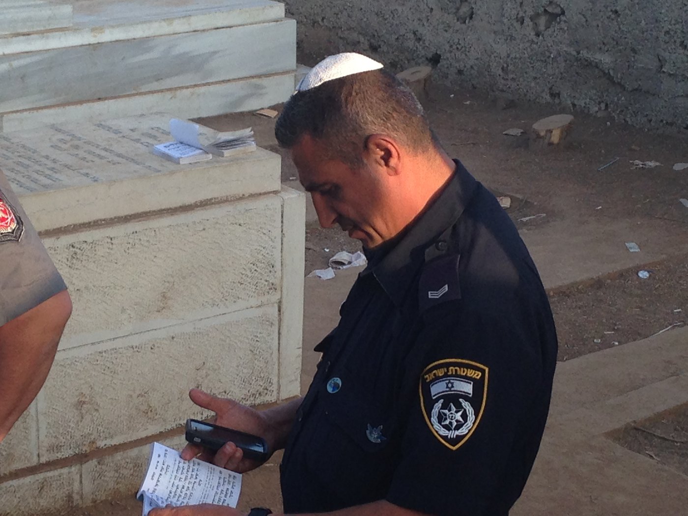 קצינים ושוטרים מתפללים על ציונו של מרן הגר"ע יוסף