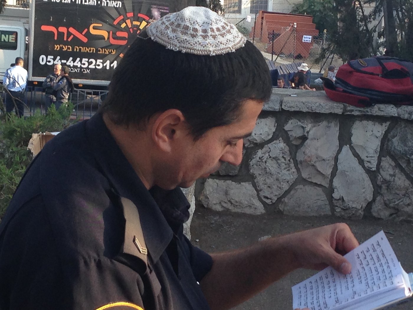 קצינים ושוטרים מתפללים על ציונו של מרן הגר"ע יוסף