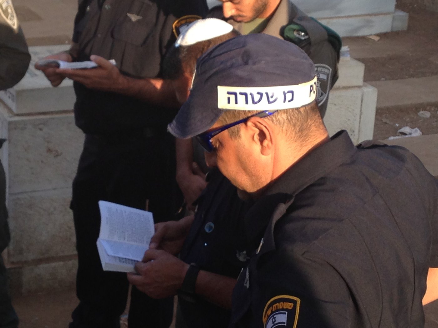 קצינים ושוטרים מתפללים על ציונו של מרן הגר"ע יוסף
