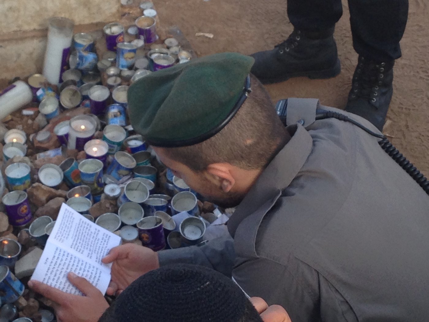 קצינים ושוטרים מתפללים על ציונו של מרן הגר"ע יוסף