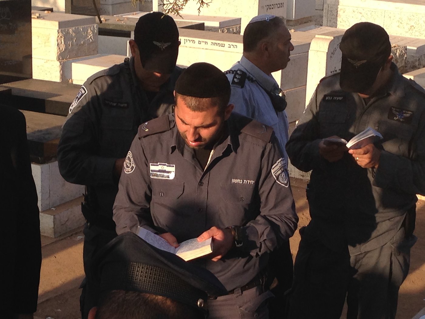 קצינים ושוטרים מתפללים על ציונו של מרן הגר"ע יוסף