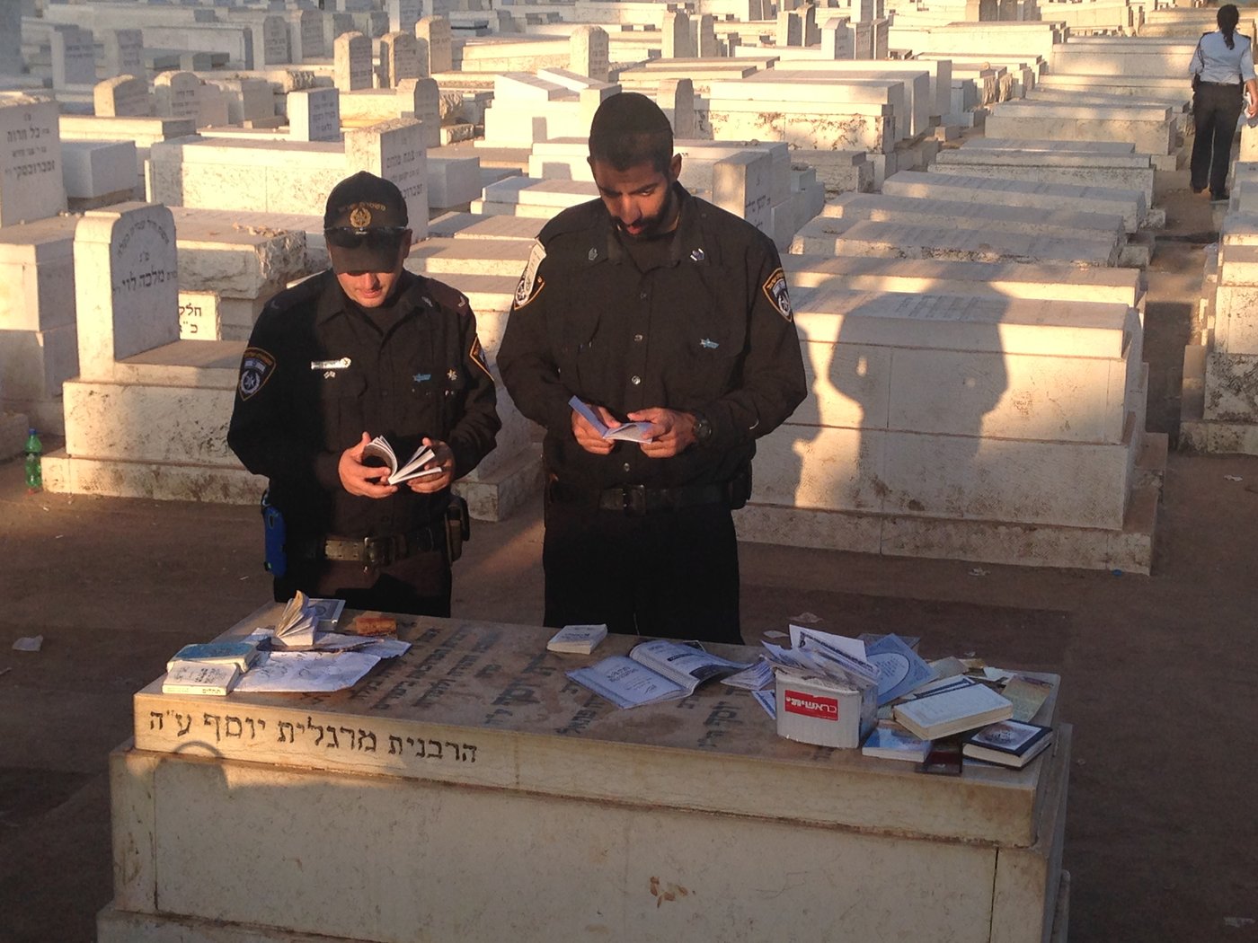 קצינים ושוטרים מתפללים על ציונו של מרן הגר"ע יוסף