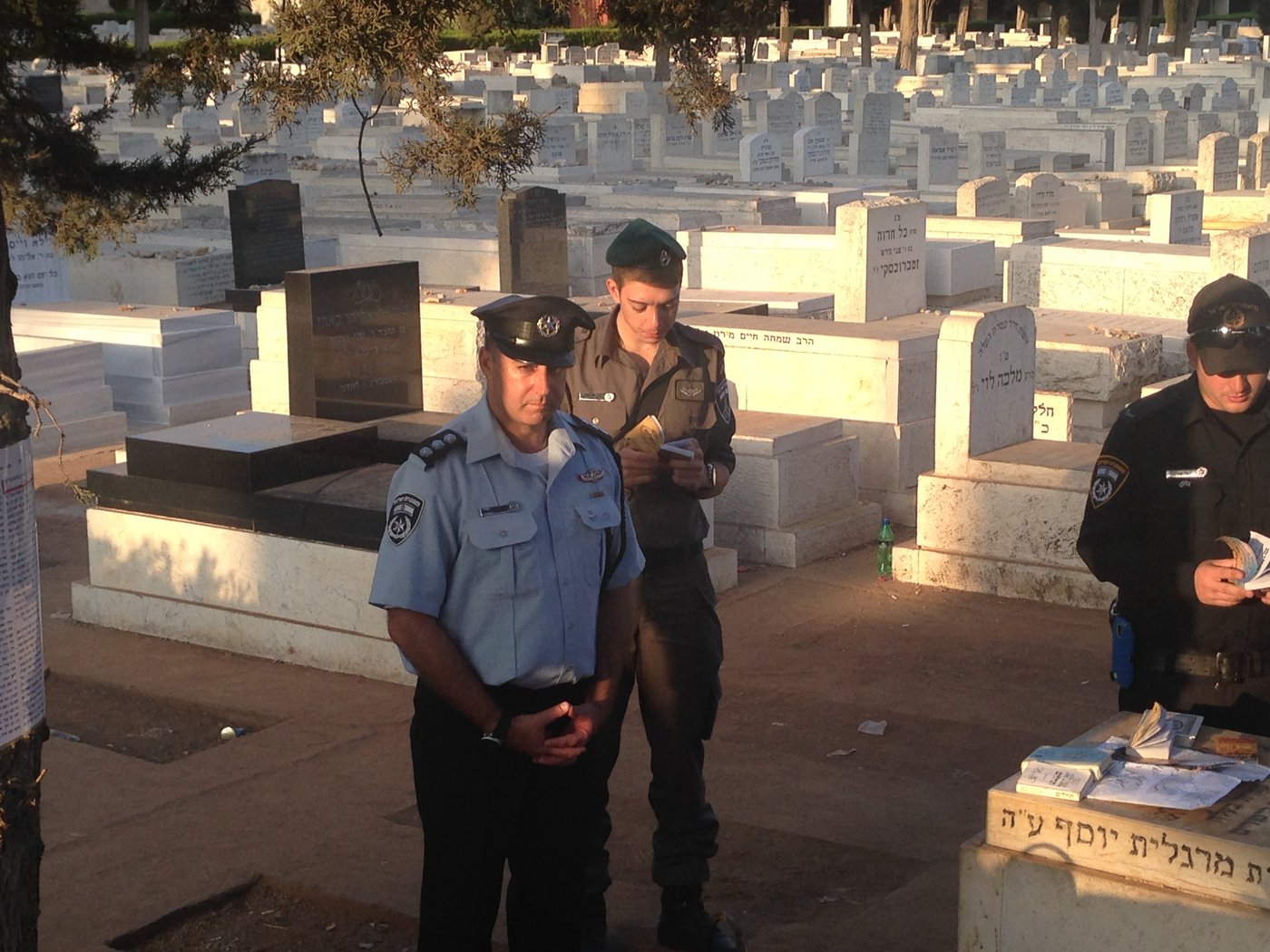 קצינים ושוטרים מתפללים על ציונו של מרן הגר"ע יוסף