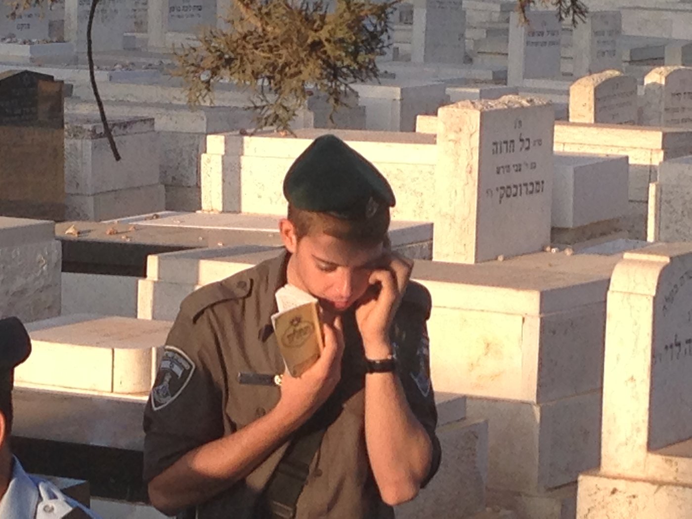 קצינים ושוטרים מתפללים על ציונו של מרן הגר"ע יוסף