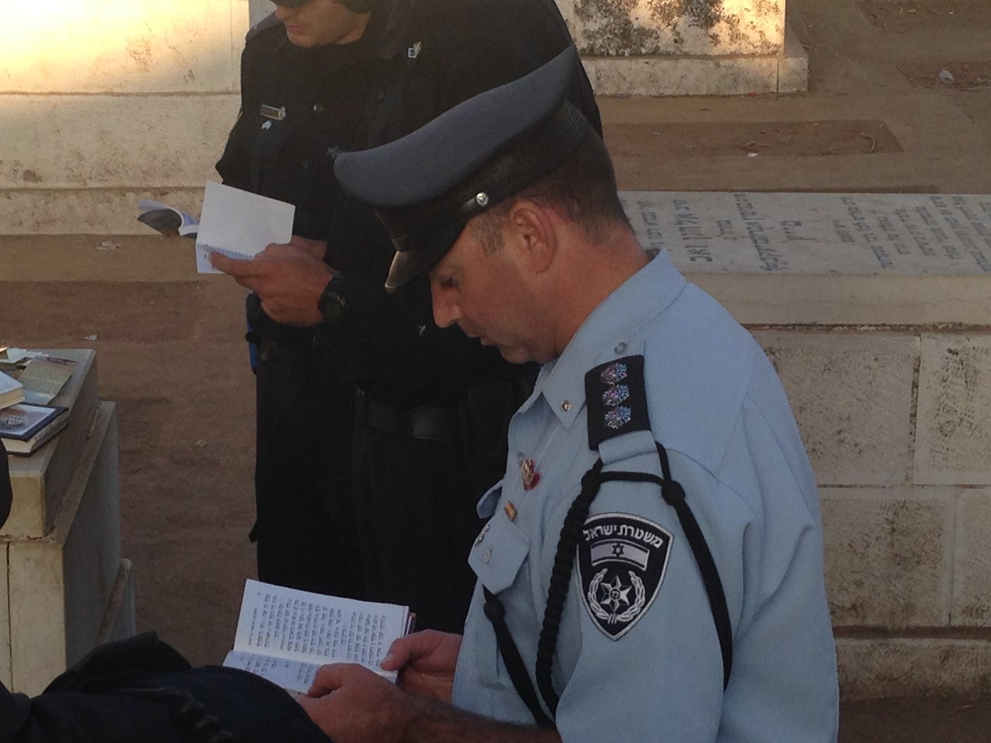 קצינים ושוטרים מתפללים על ציונו של מרן הגר"ע יוסף