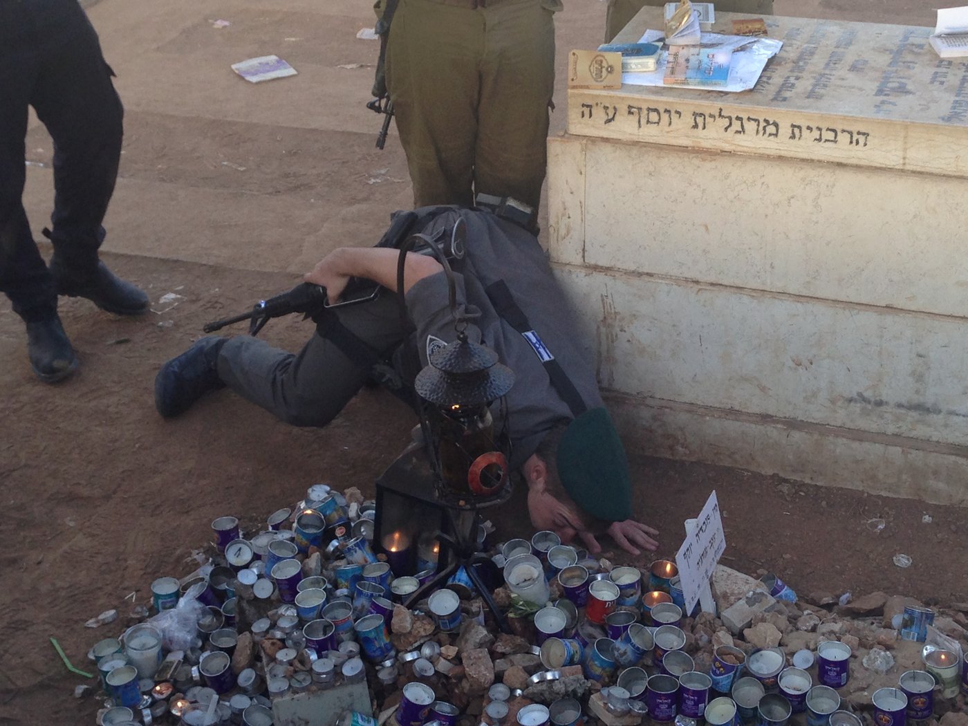 קצינים ושוטרים מתפללים על ציונו של מרן הגר"ע יוסף