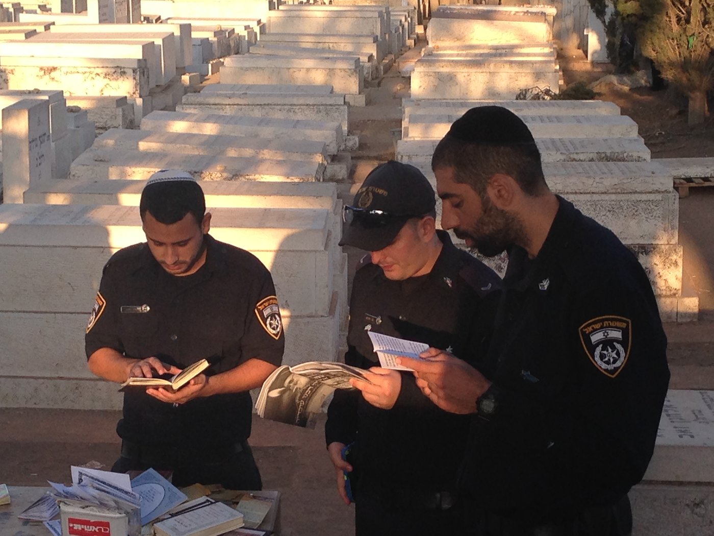 קצינים ושוטרים מתפללים על ציונו של מרן הגר"ע יוסף