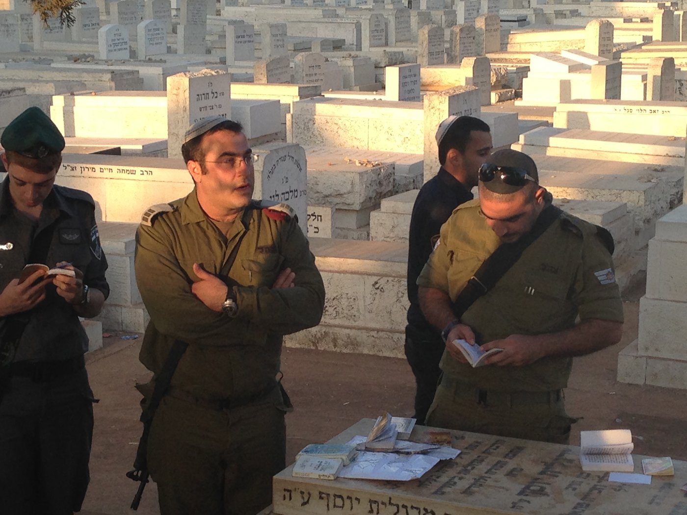 קצינים ושוטרים מתפללים על ציונו של מרן הגר"ע יוסף