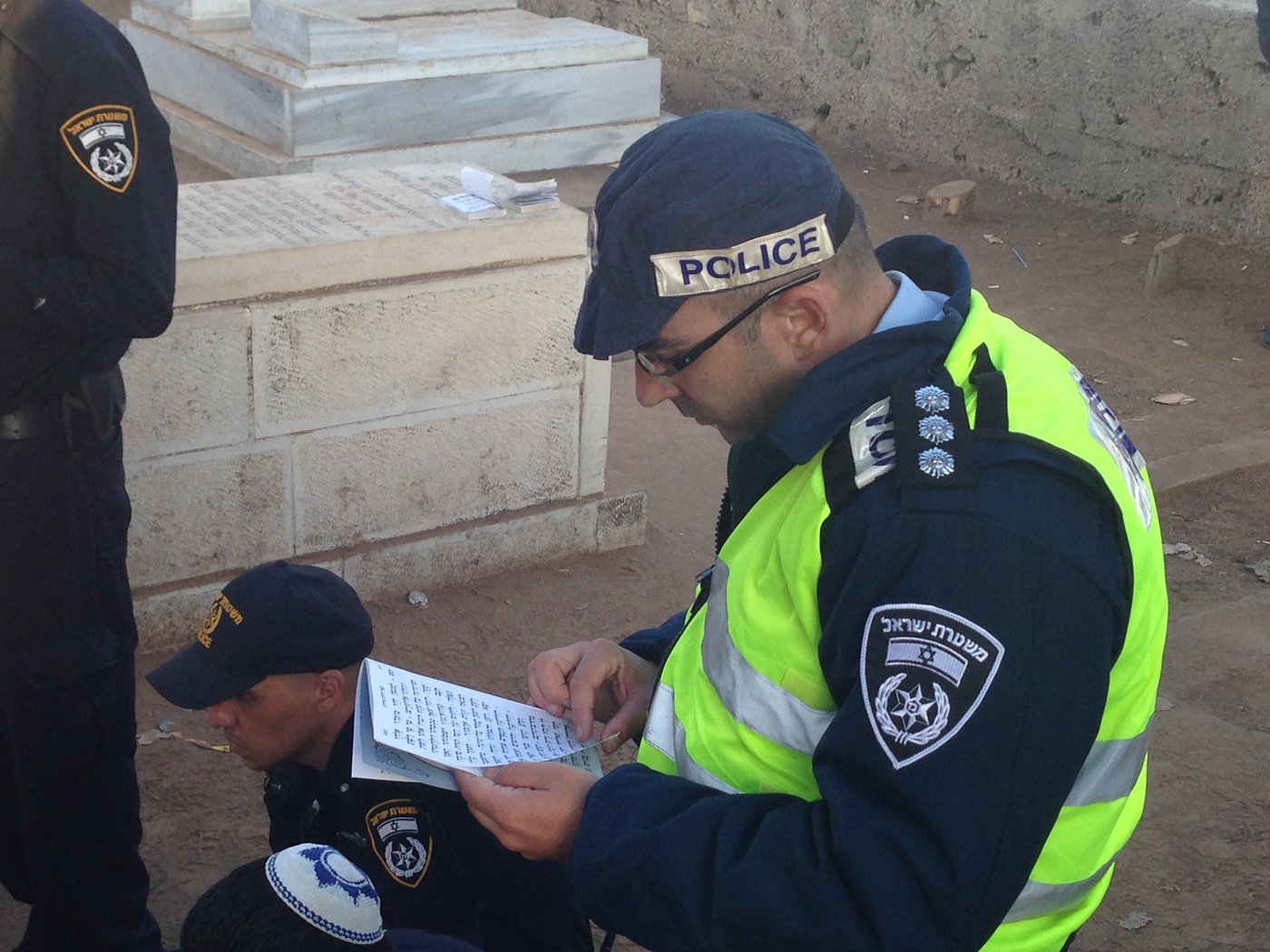 קצינים ושוטרים מתפללים על ציונו של מרן הגר"ע יוסף