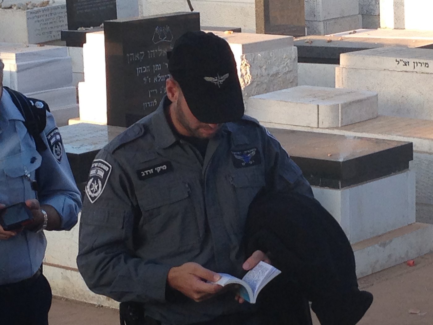 קצינים ושוטרים מתפללים על ציונו של מרן הגר"ע יוסף
