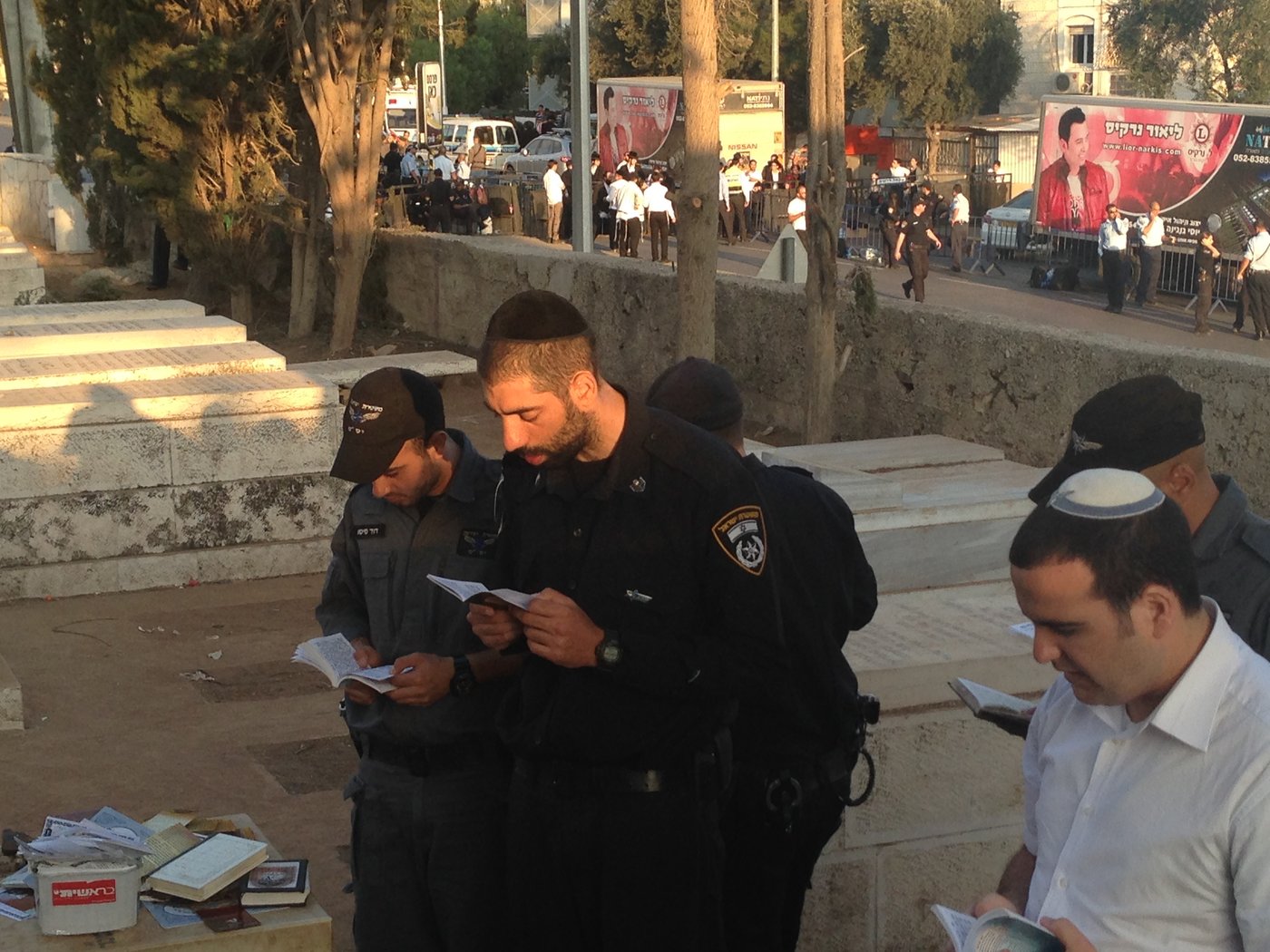 קצינים ושוטרים מתפללים על ציונו של מרן הגר"ע יוסף