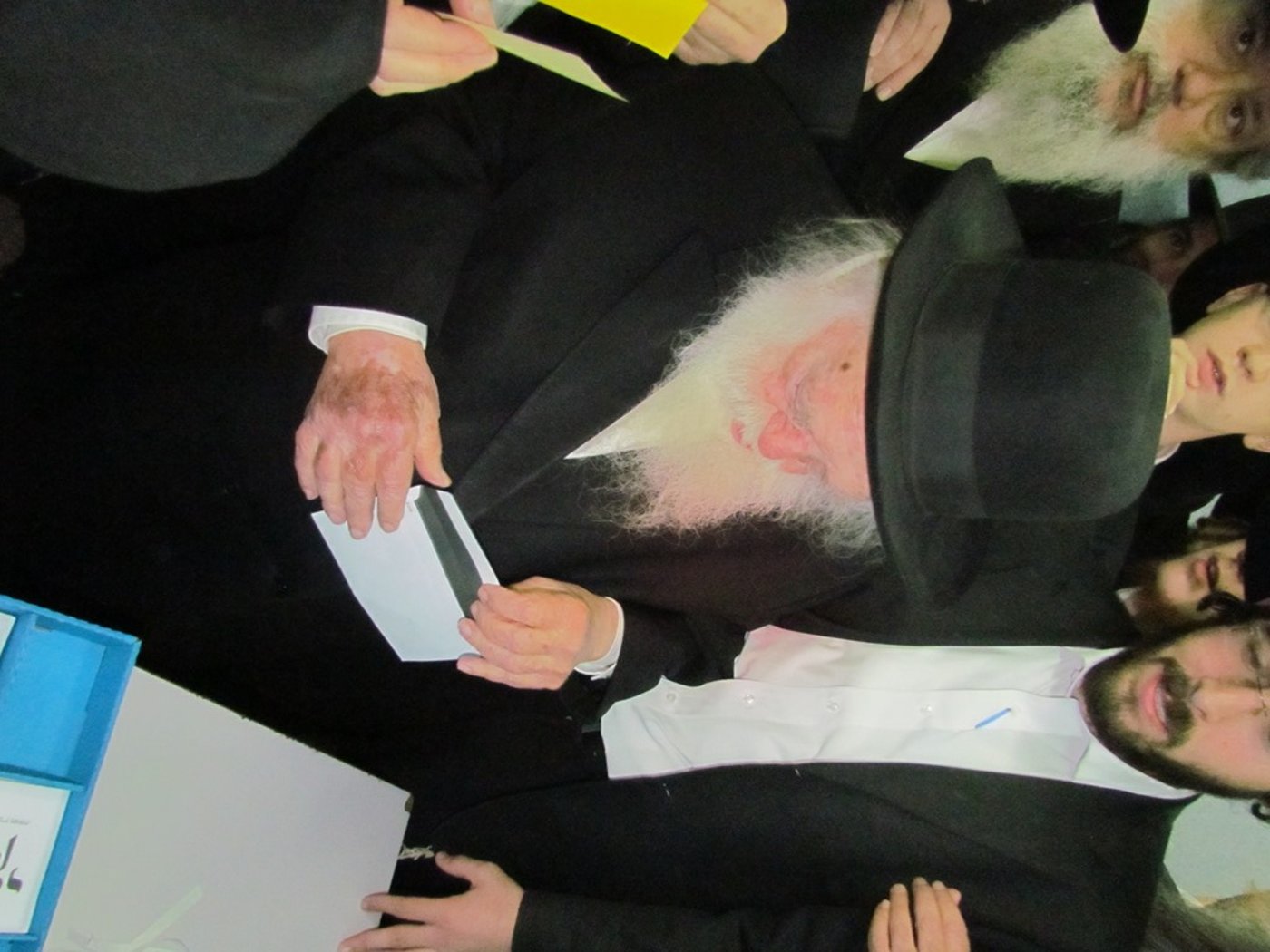 צפו: הגר"ח קנייבסקי מקיים הוראת הגראי"ל שטיינמן