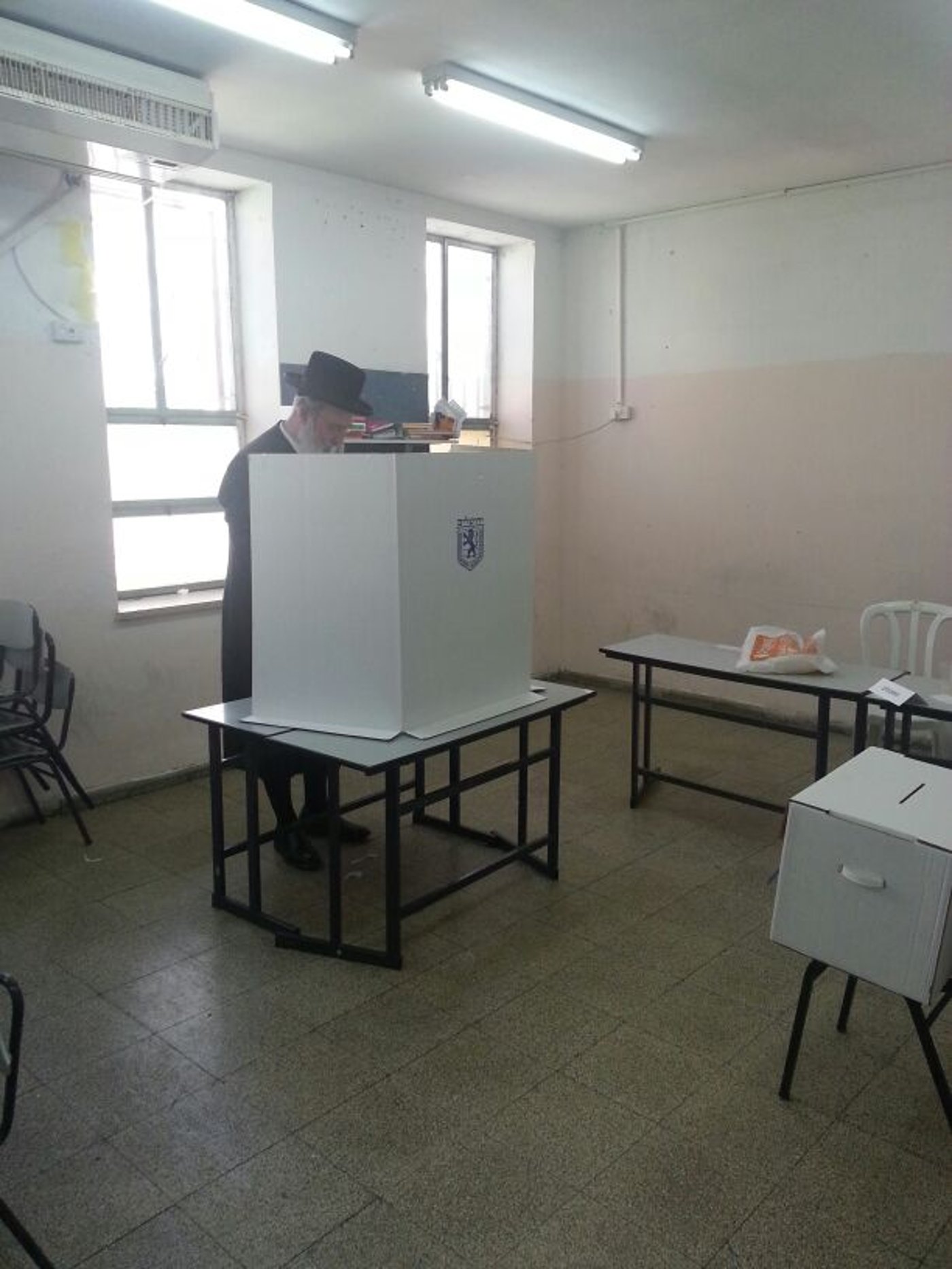 הפוליטיקאים מצביעים • גלריה מתעדכנת
