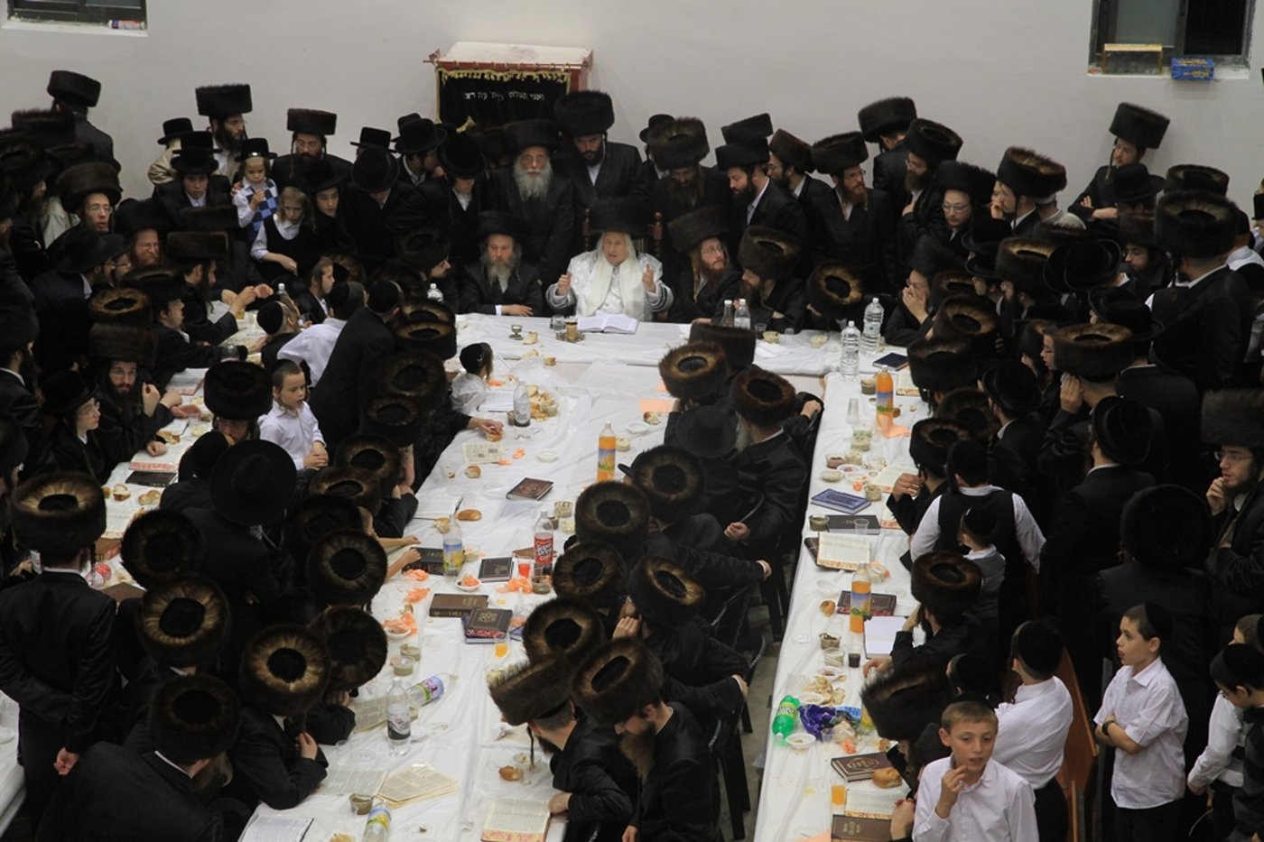 גלריה: הרבי מקאליב שבת בבית שמש