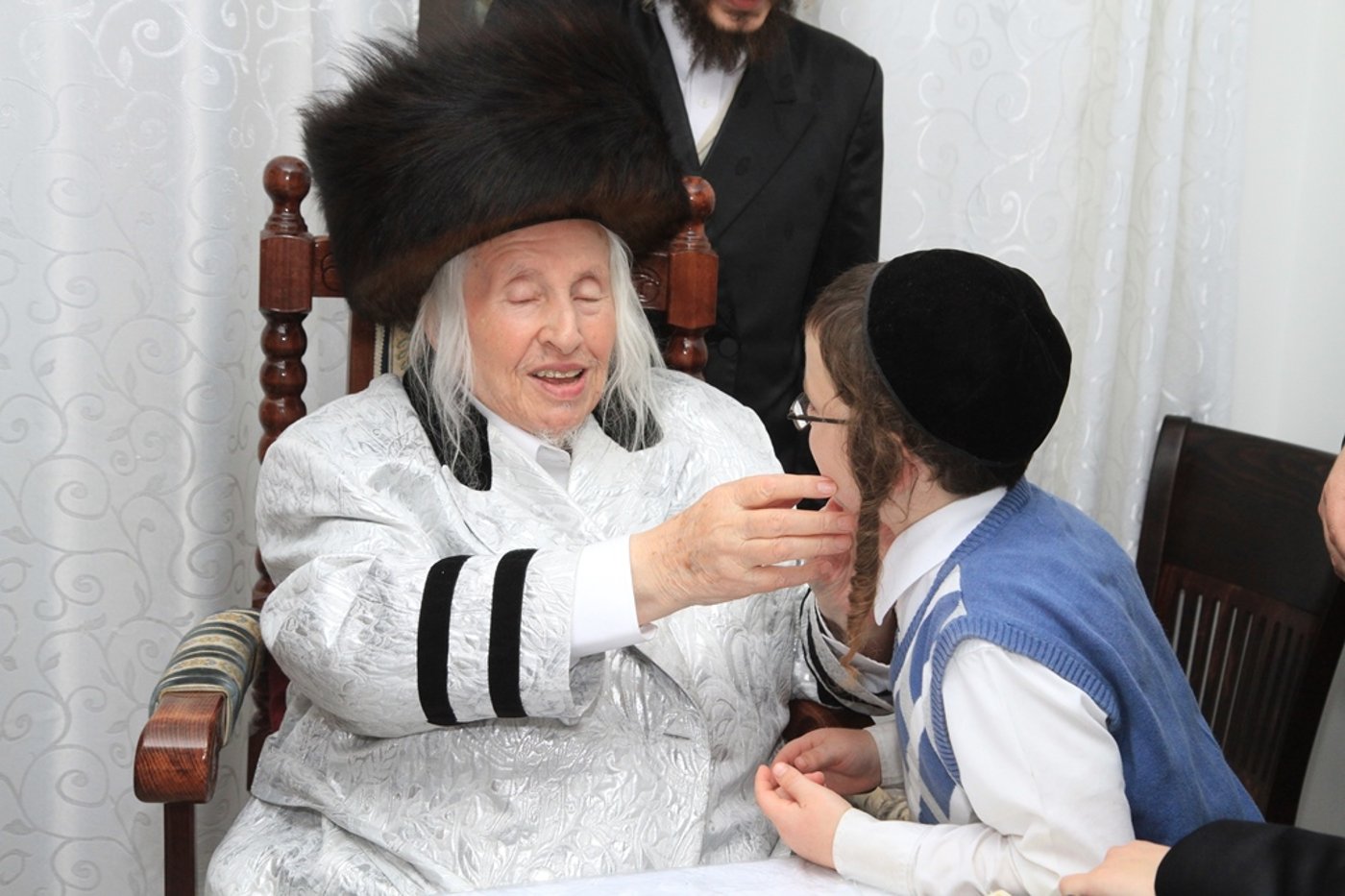 גלריה: הרבי מקאליב שבת בבית שמש