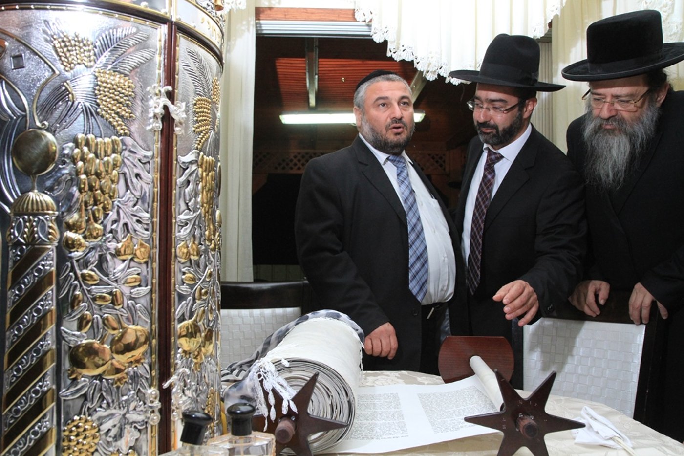בית שמש: משה אבוטבול הכניס ספר תורה • גלריה
