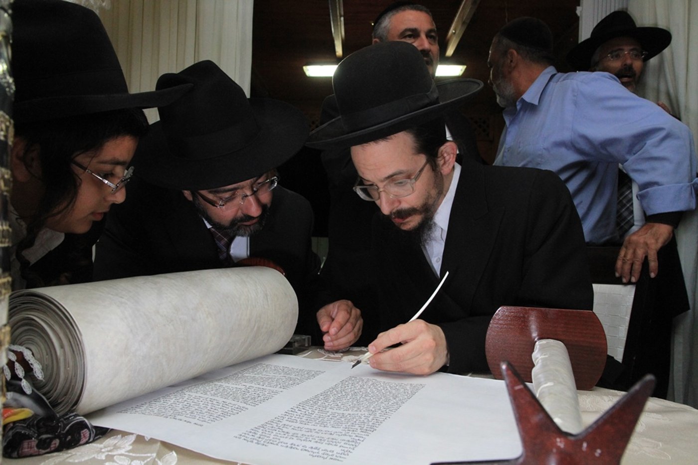 בית שמש: משה אבוטבול הכניס ספר תורה • גלריה