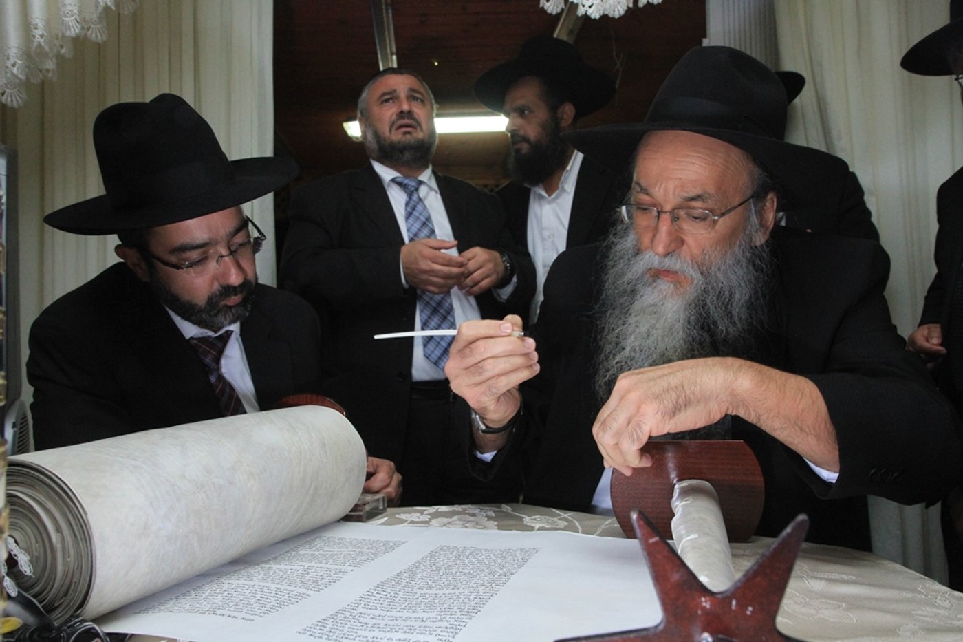 בית שמש: משה אבוטבול הכניס ספר תורה • גלריה