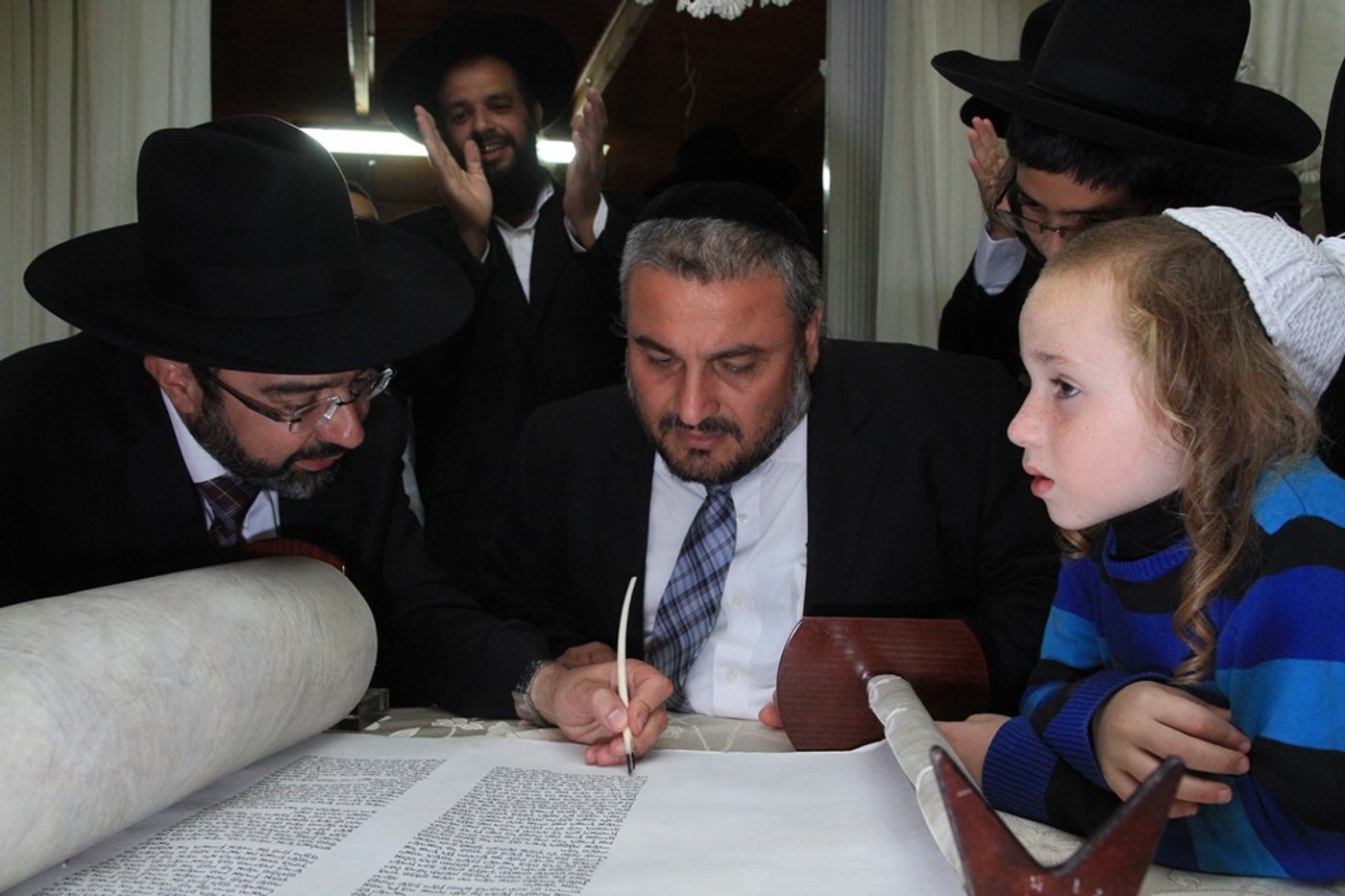בית שמש: משה אבוטבול הכניס ספר תורה • גלריה