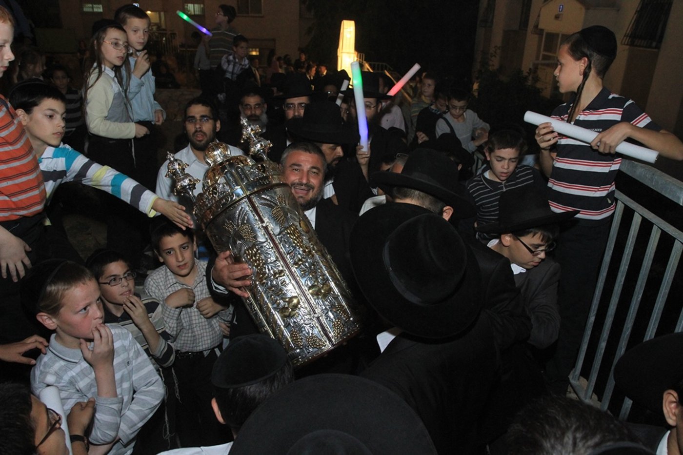 בית שמש: משה אבוטבול הכניס ספר תורה • גלריה