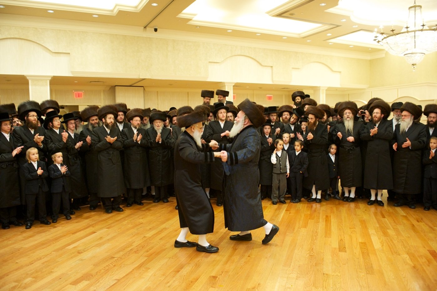 גלריה: שמחת חתונת נכדת הרה"ק מבאבוב זצוק"ל