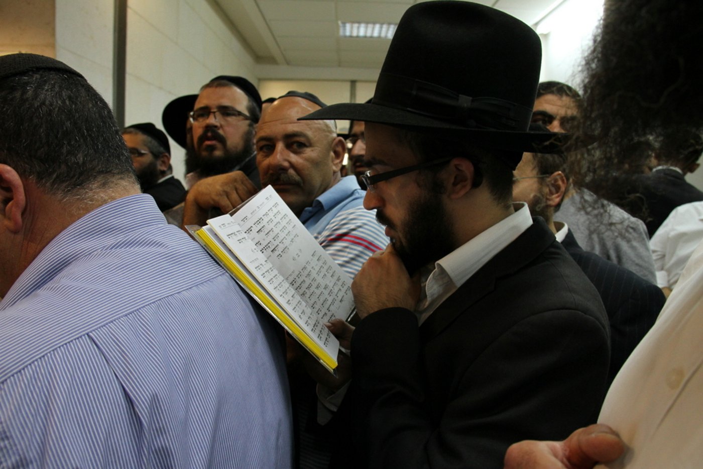 צפו: תלמידי הרב אברג'ל מתפללים בבית המשפט