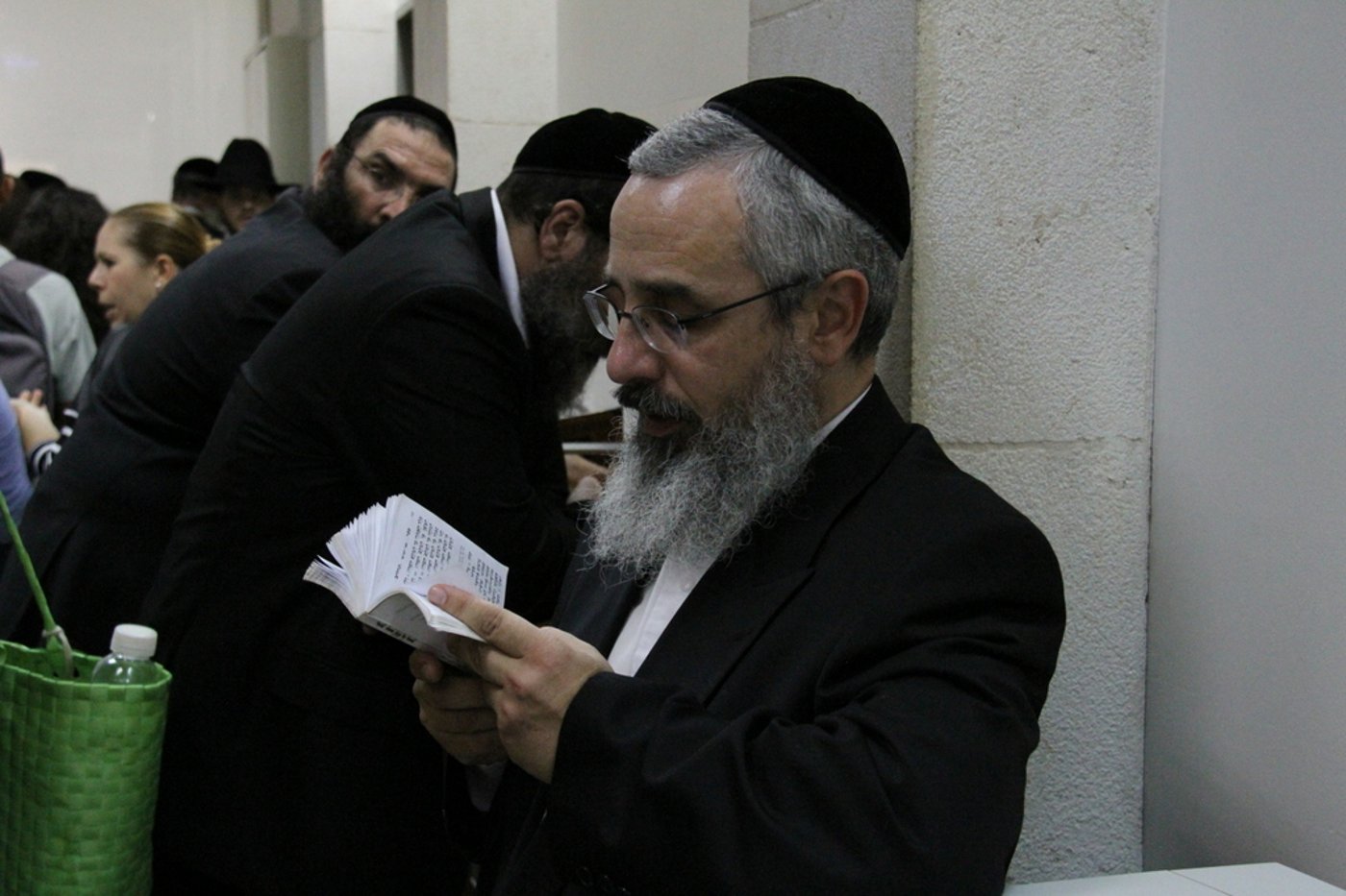 צפו: תלמידי הרב אברג'ל מתפללים בבית המשפט