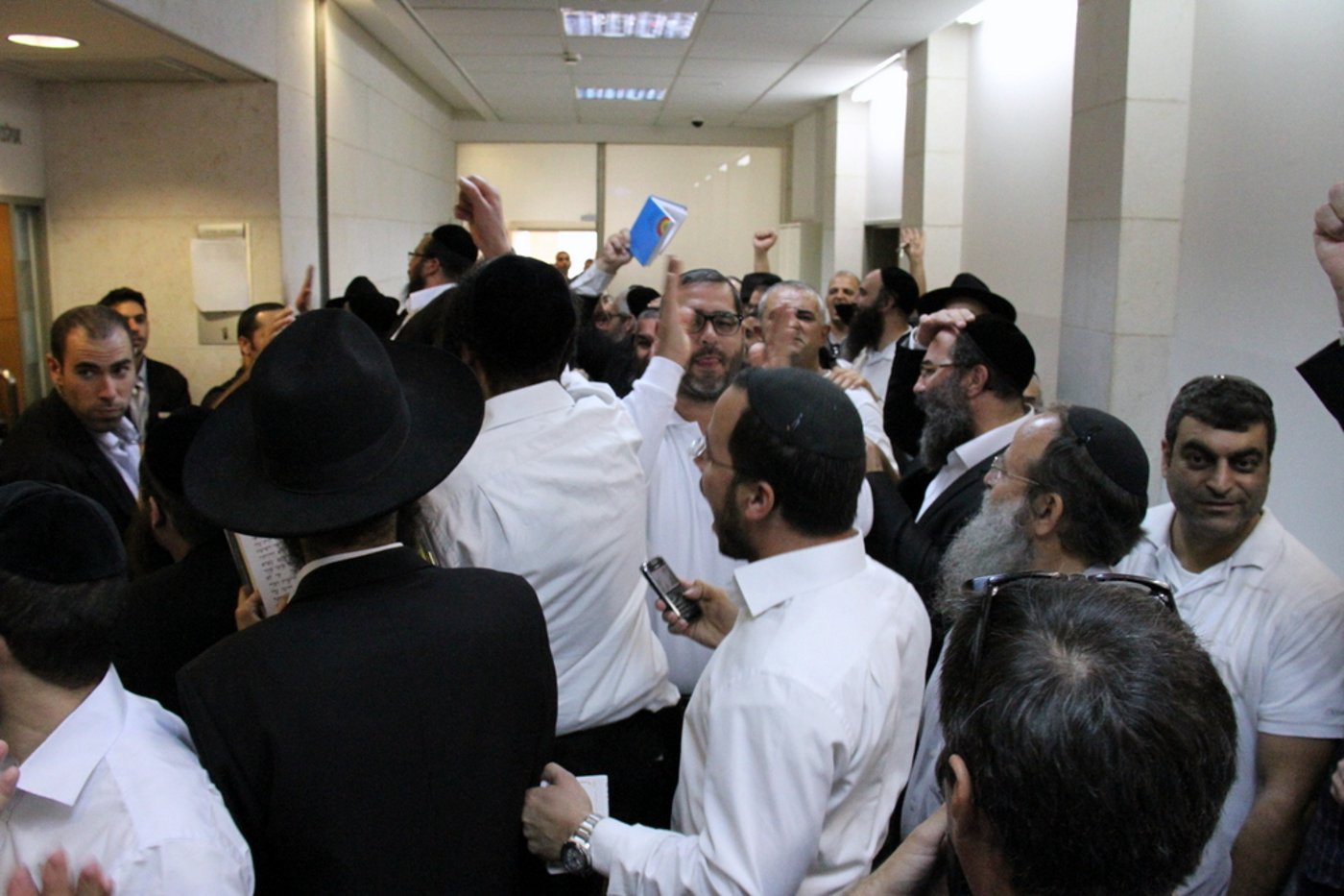 צפו: תלמידי הרב אברג'ל מתפללים בבית המשפט