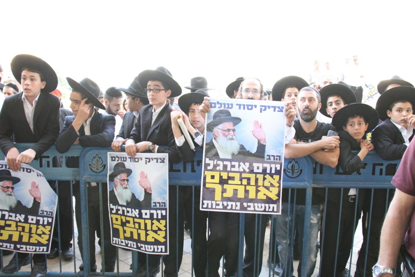 צפו: תלמידי הרב אברג'ל מתפללים בבית המשפט