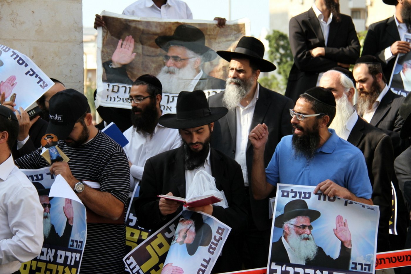 צפו: תלמידי הרב אברג'ל מתפללים בבית המשפט