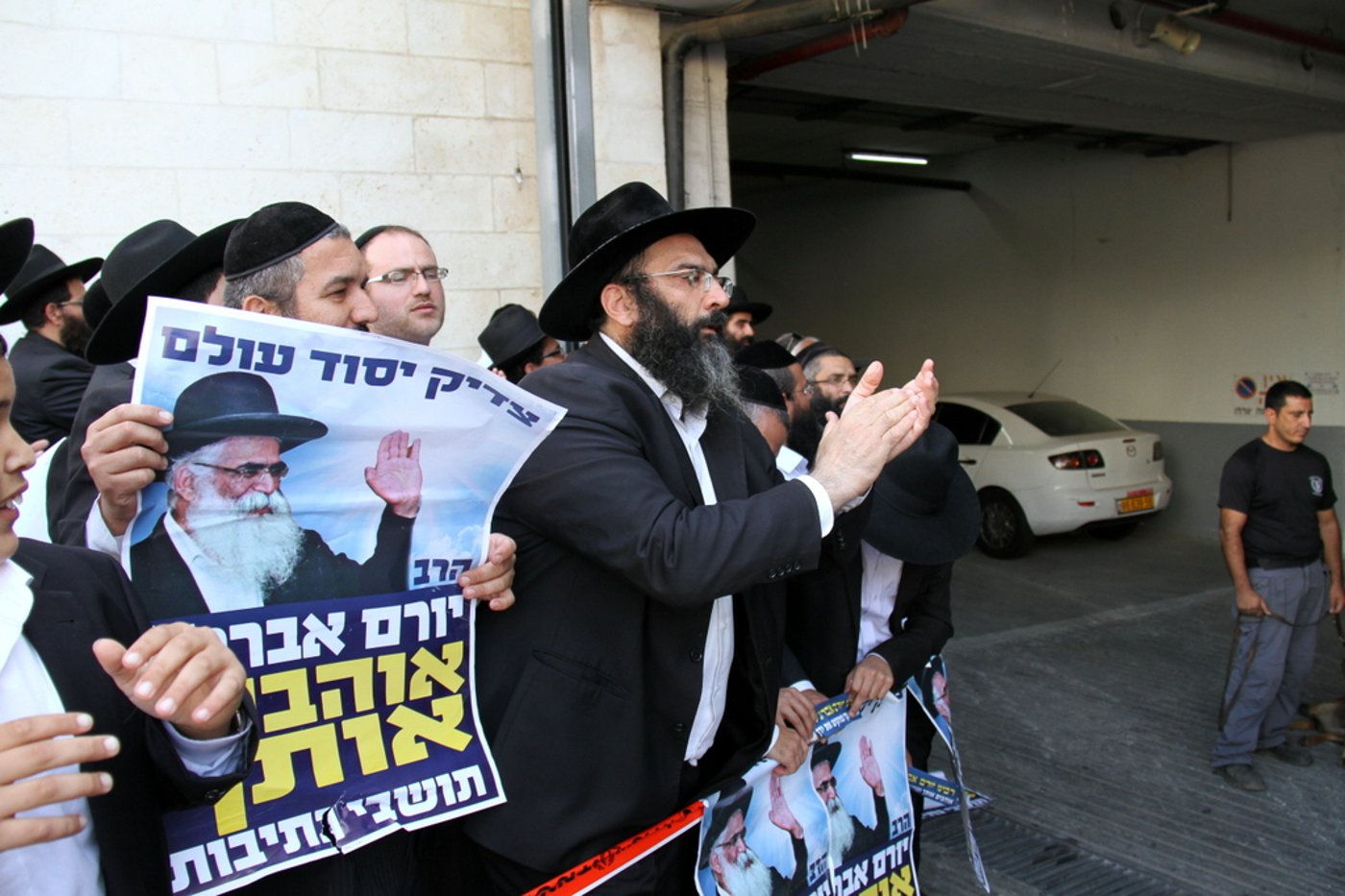 צפו: תלמידי הרב אברג'ל מתפללים בבית המשפט