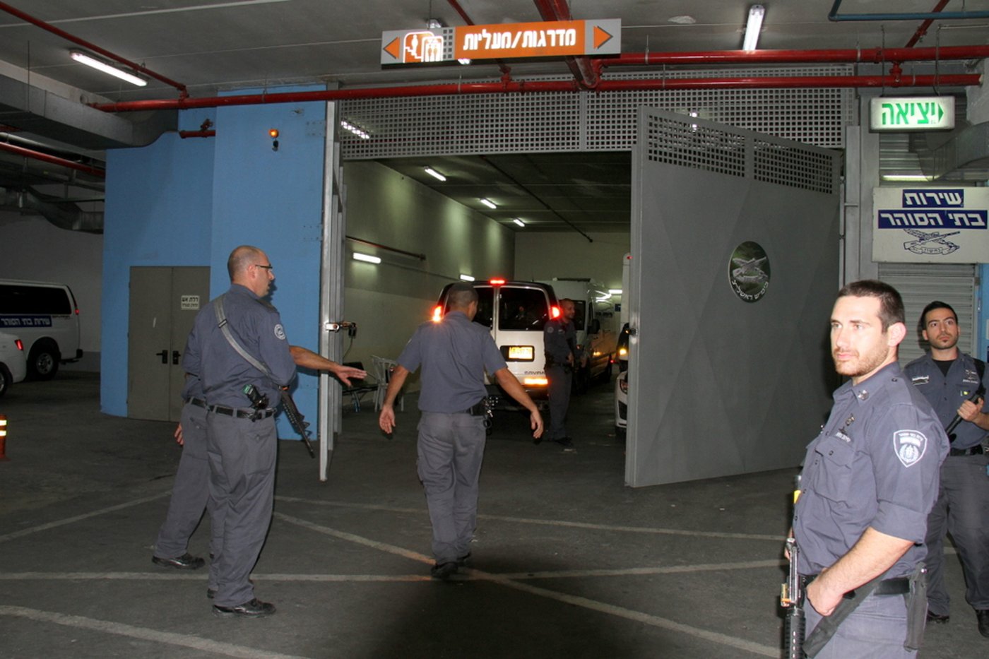 צפו: תלמידי הרב אברג'ל מתפללים בבית המשפט