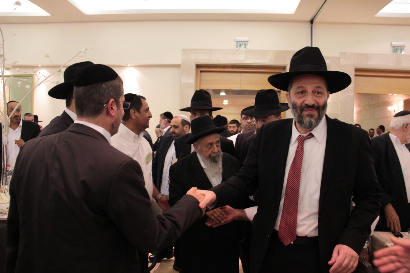 ש"ס מתייצבת מאחורי הרב אברג'ל: "מחזקים את ידיו"