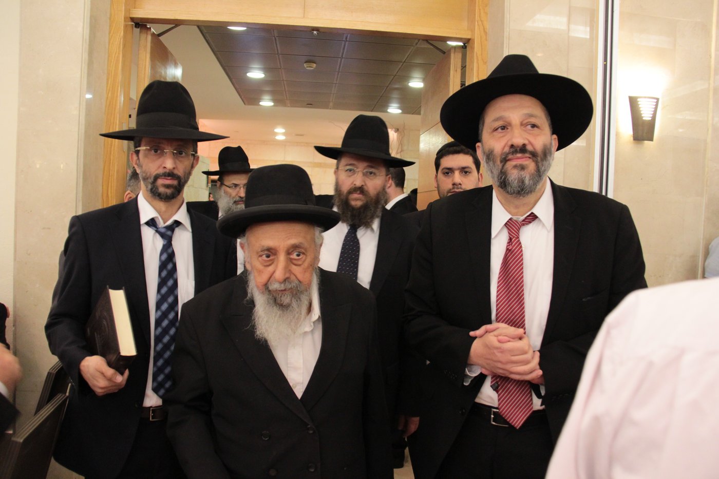 ש"ס מתייצבת מאחורי הרב אברג'ל: "מחזקים את ידיו"