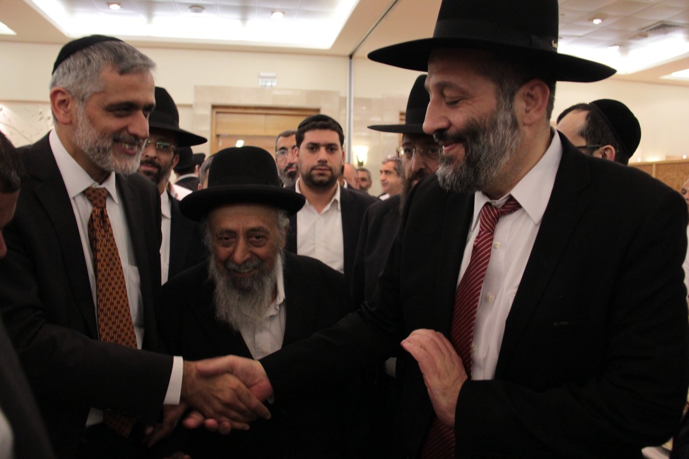 ש"ס מתייצבת מאחורי הרב אברג'ל: "מחזקים את ידיו"