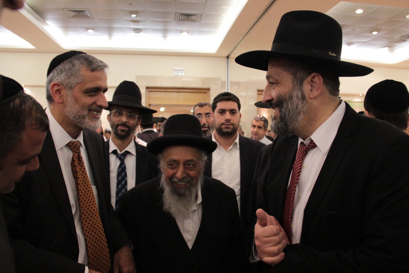 ש"ס מתייצבת מאחורי הרב אברג'ל: "מחזקים את ידיו"