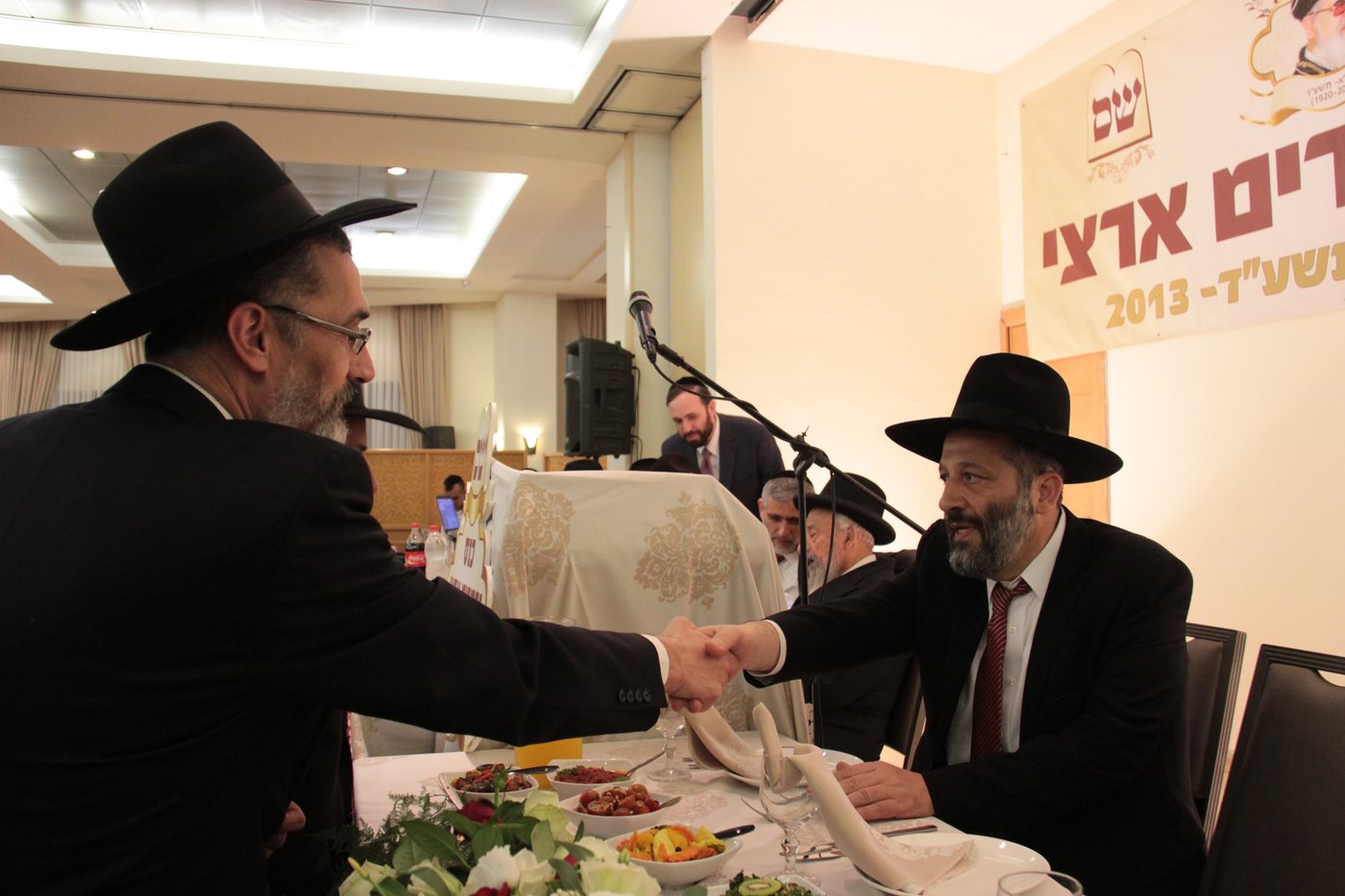ש"ס מתייצבת מאחורי הרב אברג'ל: "מחזקים את ידיו"