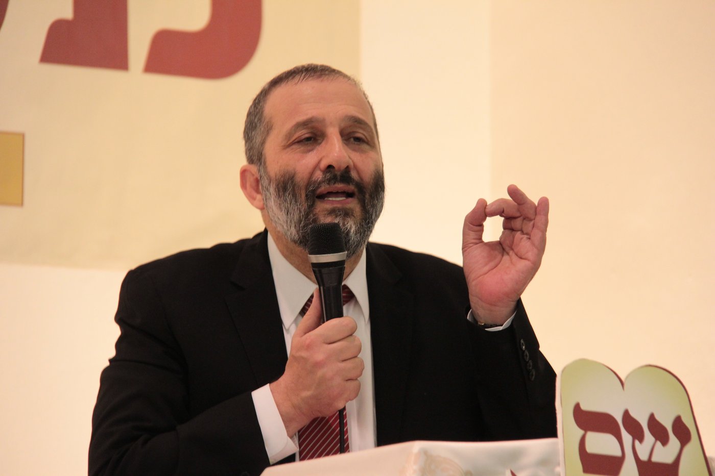 ש"ס מתייצבת מאחורי הרב אברג'ל: "מחזקים את ידיו"