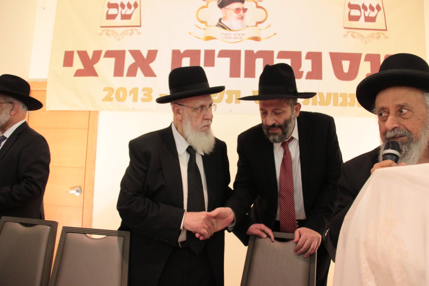 ש"ס מתייצבת מאחורי הרב אברג'ל: "מחזקים את ידיו"