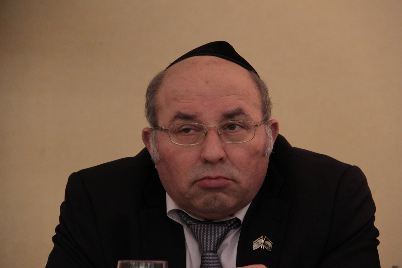 ש"ס מתייצבת מאחורי הרב אברג'ל: "מחזקים את ידיו"