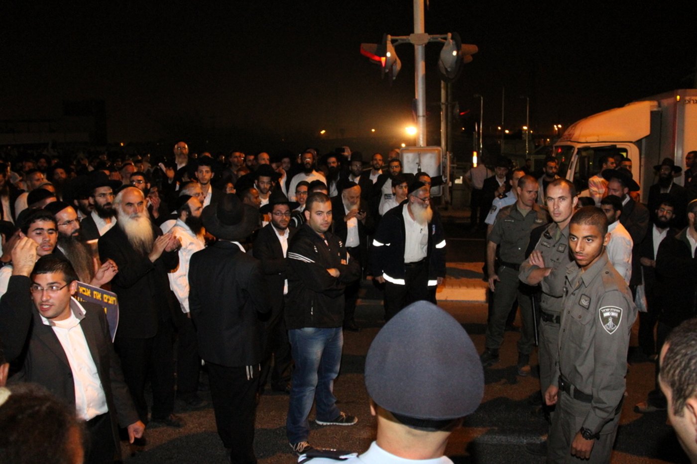 צפו: אוהדי הרב יורם אברג'ל מפגינים