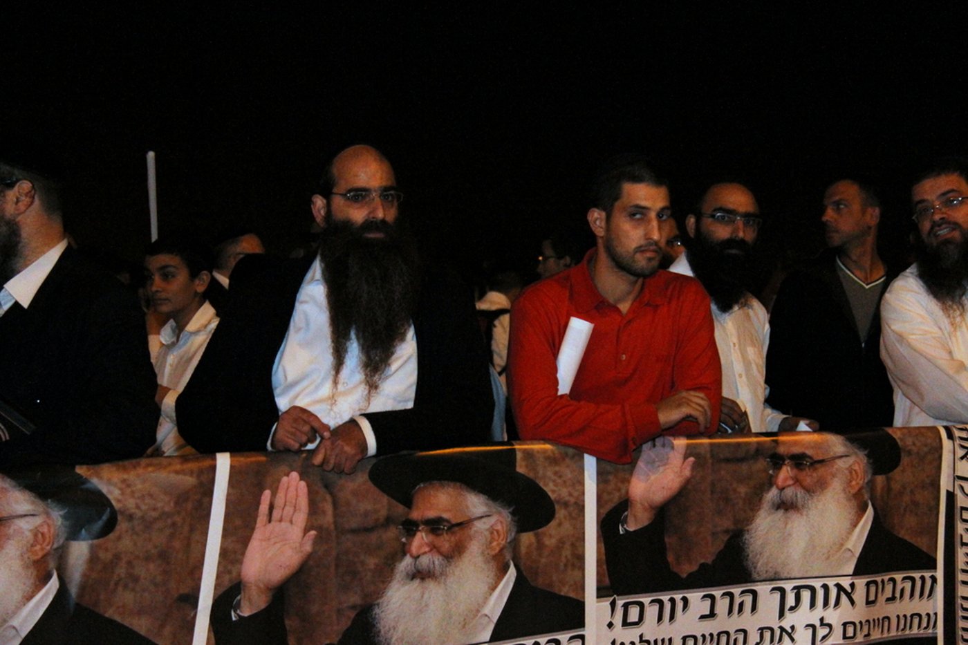צפו: אוהדי הרב יורם אברג'ל מפגינים