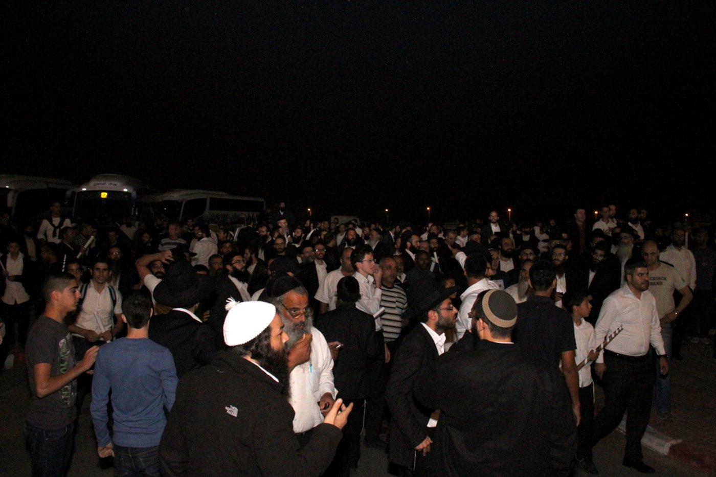 צפו: אוהדי הרב יורם אברג'ל מפגינים