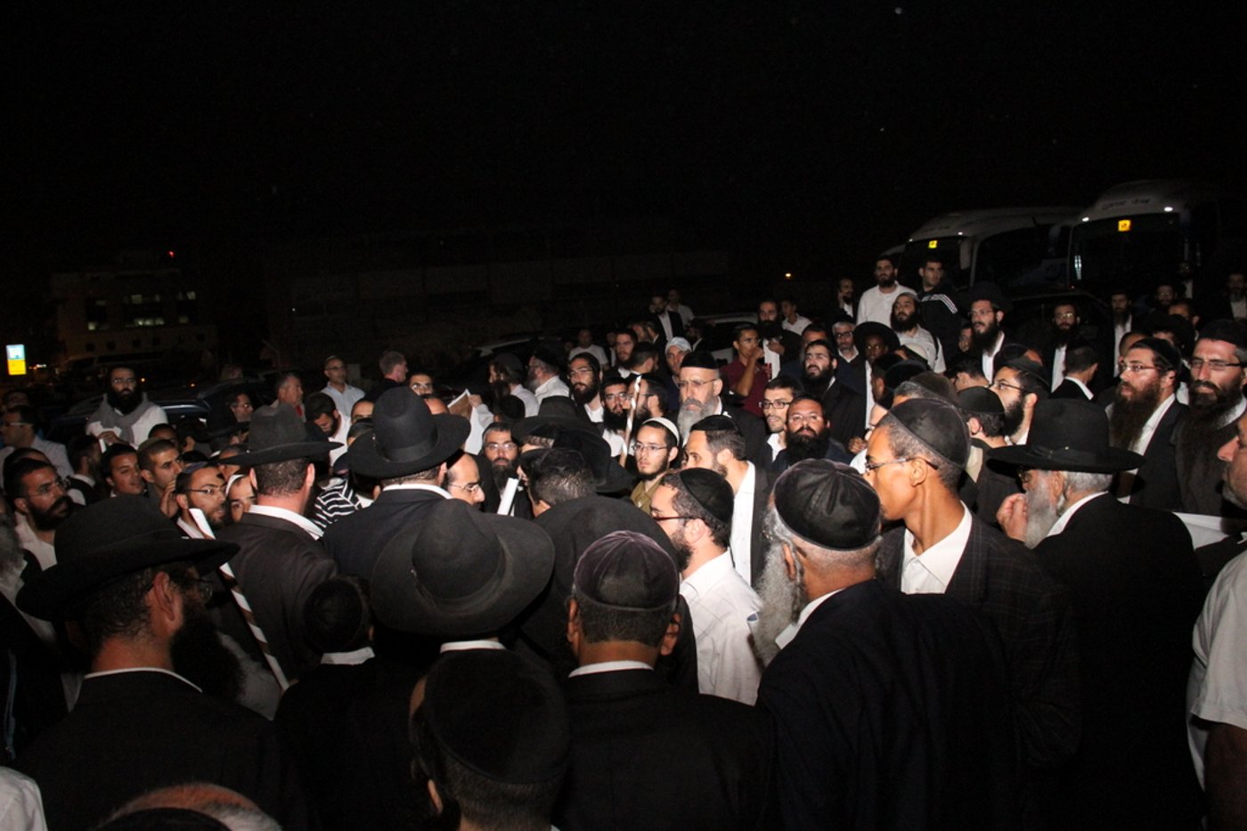 צפו: אוהדי הרב יורם אברג'ל מפגינים
