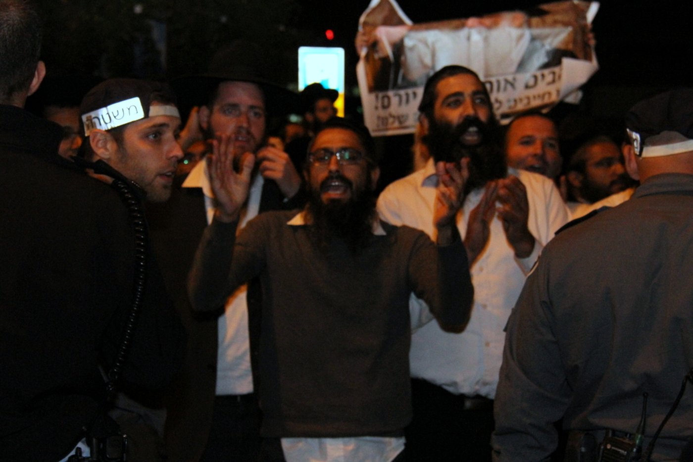 צפו: אוהדי הרב יורם אברג'ל מפגינים